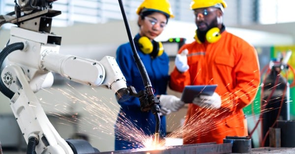 Smart Factories: Contemporary Solutions for Optimizing Manufacturing